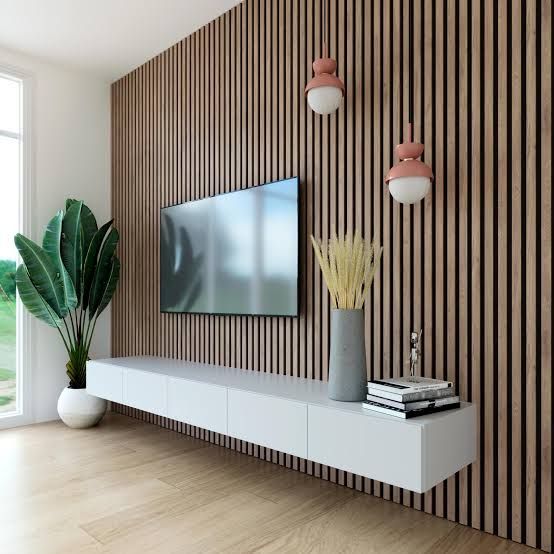 Pared de salón con palillería de madera detrás de la televisión